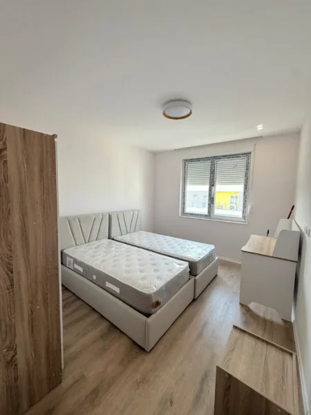 Tirane, jepet me qera apartament 2+1 Kati 8, 92 m² 450 € (Univers City)