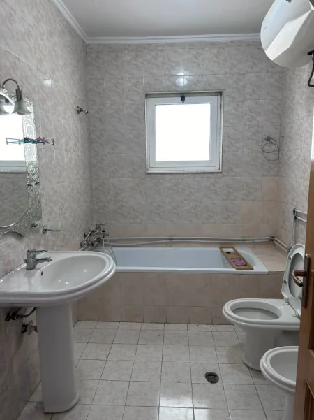 Tirane, jepet me qera apartament 2+1+Ballkon Kati 6, 120 m² 600 € (Rruga Dritan Hoxha)