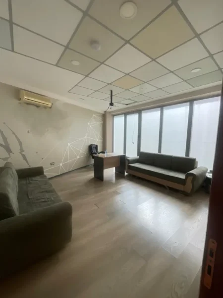 Tirane, jepet me qera zyre Kati 2, 306 m² 3.400 € (RRUGA E DIBRES)