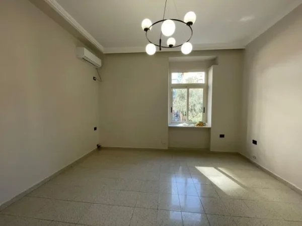 Tirane, jepet me qera apartament 2+1+Aneks+Ballkon Kati 2, 70 m² 600 € (rruga myslym shyri , drejtoria e policise)