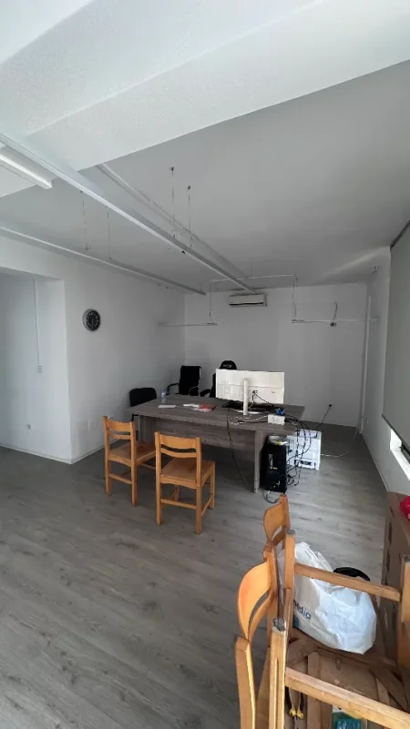 Tirane, jepet me qera ambjent biznesi Kati 1, 116 m² 1.000 € (Vasil Shanto)