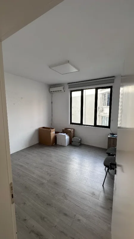 Tirane, jepet me qera zyre Kati 1, 116 m² 1.000 € (Vasil Shanto)