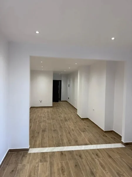 Tirane, jepet me qera ambjent biznesi Kati 2, 65 m² 750 € (Bulevardi i Ri)