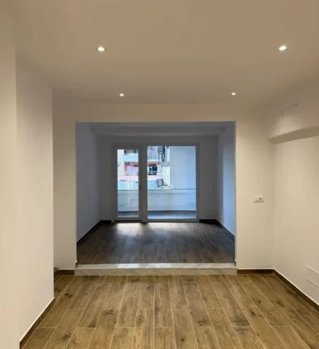 Tirane, jepet me qera ambjent biznesi Kati 2, 65 m² 750 € (Bulevardi i Ri)