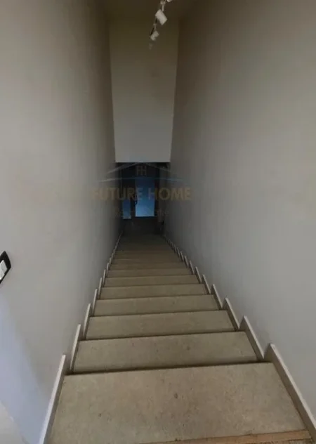 Tirane, jepet me qera ambjent biznesi Kati 1, 306 m² 3.400 € (Sheshi Skenderbej)