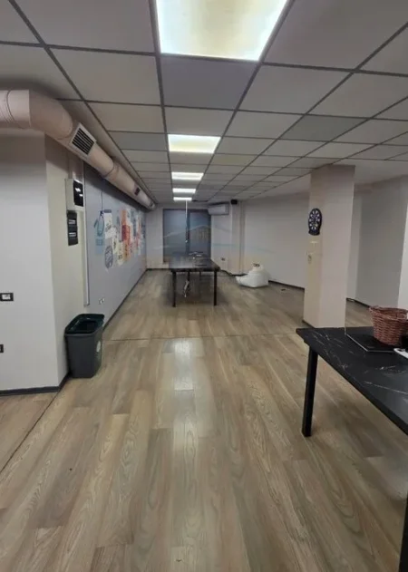 Tirane, jepet me qera ambjent biznesi Kati 1, 306 m² 3.400 € (Sheshi Skenderbej)