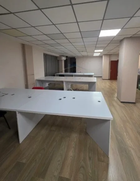 Tirane, jepet me qera ambjent biznesi Kati 1, 306 m² 3.400 € (Sheshi Skenderbej)