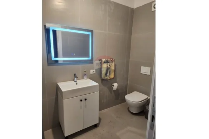 Tirane, jepet me qera apartament 2+1+Ballkon , 90 m² 550 € (univers city)