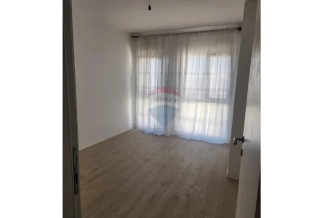 Tirane, jepet me qera apartament 2+1+Ballkon , 90 m² 550 € (univers city)