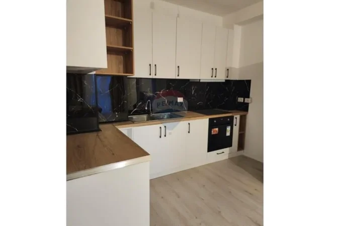 Tirane, jepet me qera apartament 2+1+Ballkon , 90 m² 550 € (univers city)
