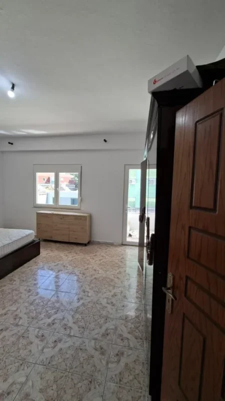 Tirane, jepet me qera apartament 1+1+Ballkon Kati 3, 90 m² 500 € (RRUGA E DURRESIT)