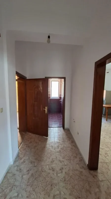 Tirane, jepet me qera apartament 1+1+Ballkon Kati 3, 90 m² 500 € (RRUGA E DURRESIT)