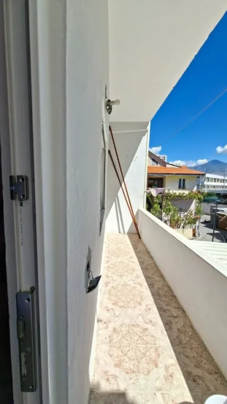 Tirane, jepet me qera apartament 1+1+Ballkon Kati 3, 90 m² 500 € (RRUGA E DURRESIT)
