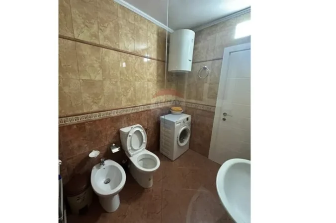 Tirane, jepet me qera apartament 2+1+Ballkon , 81 m² 650 € (ish fusha e aviacionit)