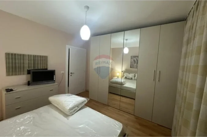 Tirane, jepet me qera apartament 2+1+Ballkon , 81 m² 650 € (ish fusha e aviacionit)