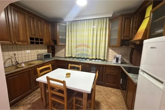 Tirane, jepet me qera apartament 2+1+Ballkon , 81 m² 650 € (ish fusha e aviacionit)