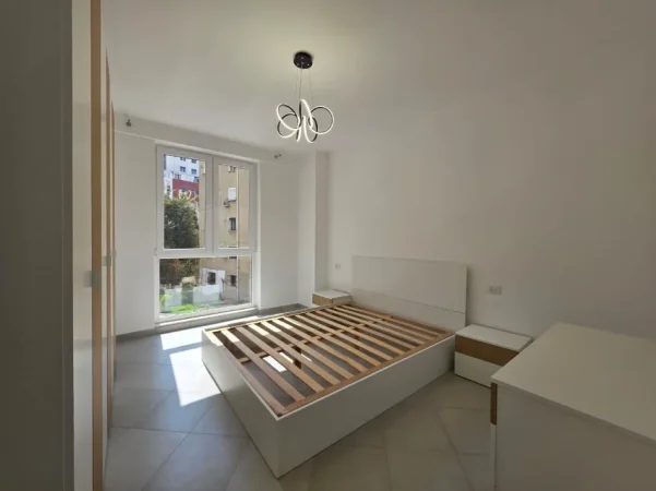 Jepet me Qera Apt 1+1 (+ Bllkn) 100% i Ri 5 min nga Farmacia 10📍 (Fakulteti i Mjeksise) Pallat i Ri V.2025 | 500 € / Muaj 🔥