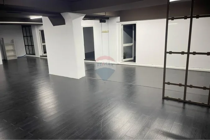 Tirane, shitet dyqan , 340 m² 1.150.000 € 