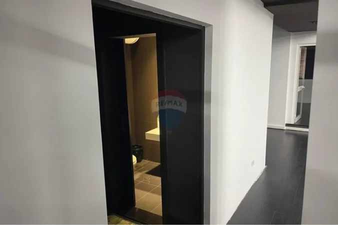 Tirane, shitet dyqan , 340 m² 1.150.000 € 