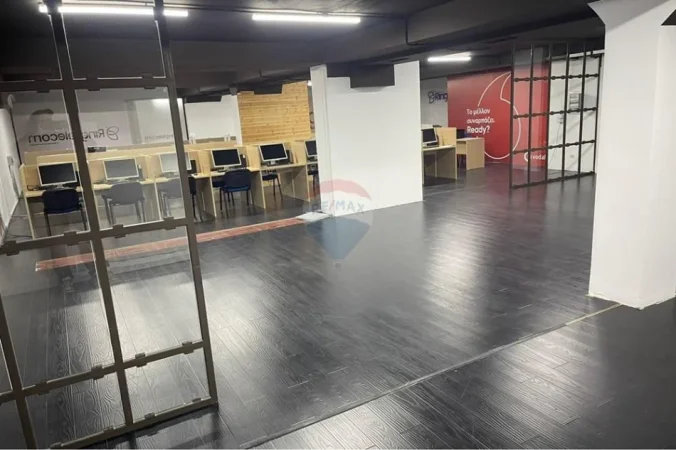 Tirane, shitet dyqan , 340 m² 1.150.000 € 