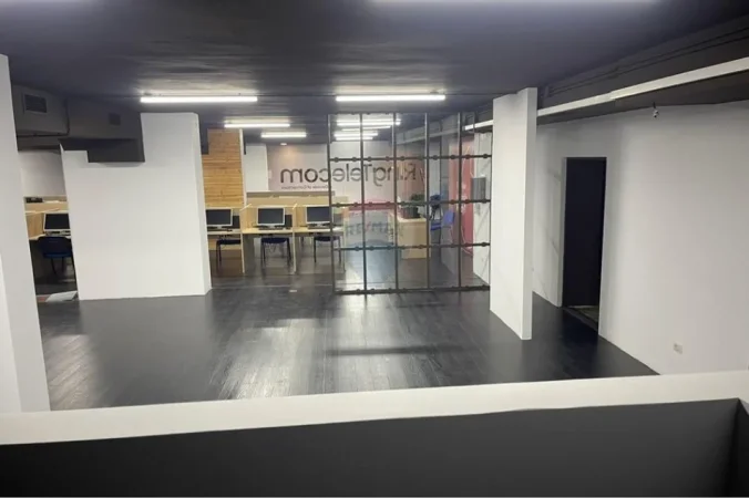 Tirane, shitet dyqan , 340 m² 1.150.000 € 