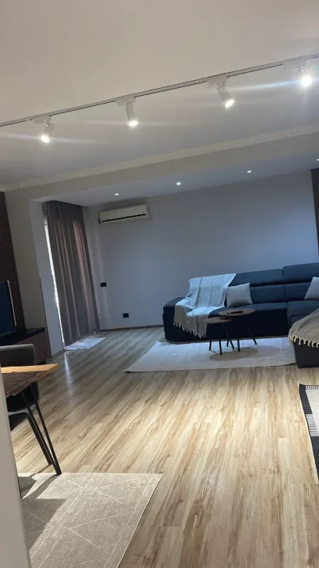 Tirane, jepet me qera apartament 2+1+Ballkon Kati 5, 110 m² 700 € (KODRA E DIELLIT)