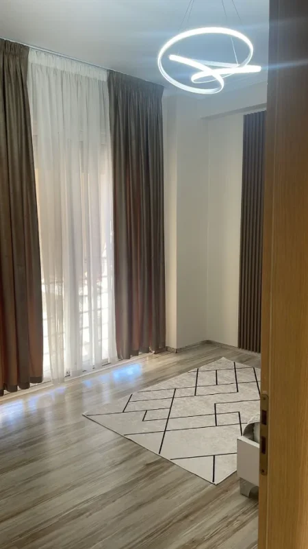 Tirane, jepet me qera apartament 2+1+Ballkon Kati 5, 110 m² 700 € (KODRA E DIELLIT)