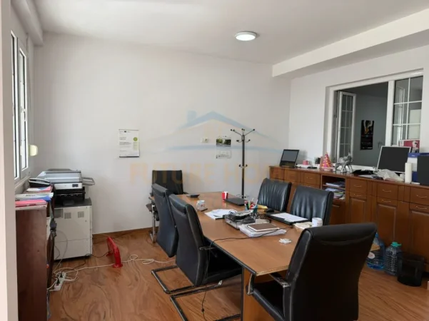 Tirane, jepet me qera zyre Kati 2, 69 m² 1.000 € (Qender,)