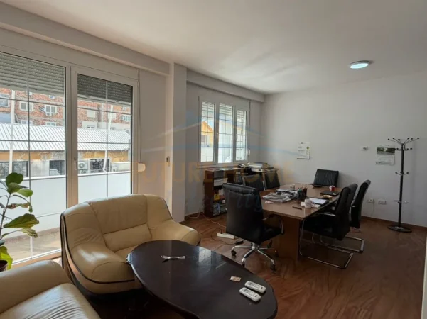 Tirane, jepet me qera zyre Kati 2, 69 m² 1.000 € (Qender,)