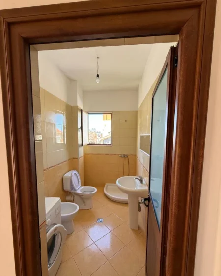 Tirane, jap me qera apartament 1+1+Ballkon Kati 3, 70 m² 450 € (21 Dhjetori, afer Inxhinierise se Ndertimit)