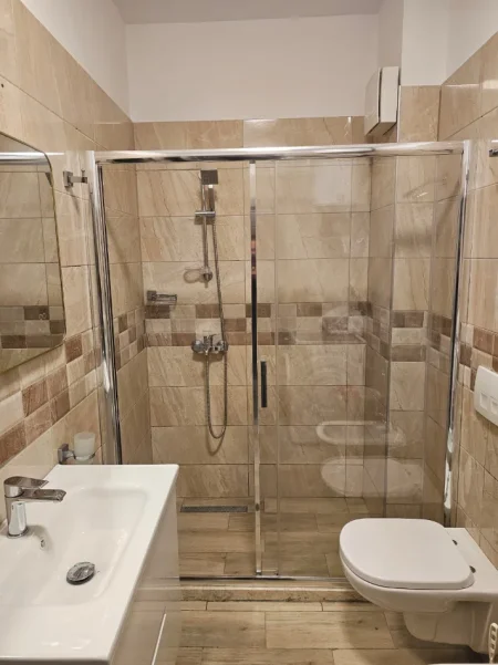 Me Qera: 1+1 (+ Bllkn)  Super i Bollshem 70m2  (Fakulteti i Mjeksise - Shkolla e Bashkuar📍) PALLAT i ri v. 2022 (52,000 Leke / Muaj)