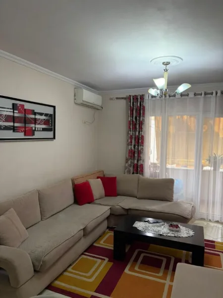 Tirane, jepet me qera Apartament 2+1 Kati 5  Mobiluar, 45.000 L te Reja tek Pallatet e Verdha, Kthesa Kamzës, Tiranë.
