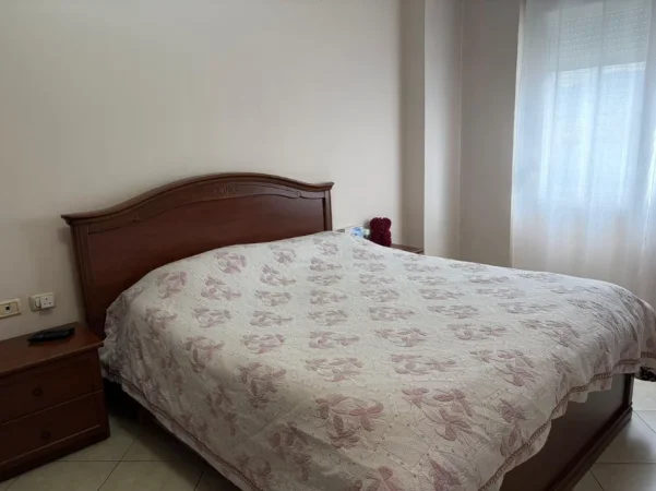 Tirane, jepet me qera Apartament 2+1 Kati 5  Mobiluar, 45.000 L te Reja tek Pallatet e Verdha, Kthesa Kamzës, Tiranë.