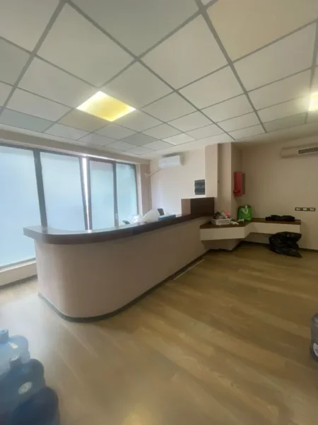 Tirane, jepet me qera ambjent biznesi Kati 1, 306 m² 3.400 € 