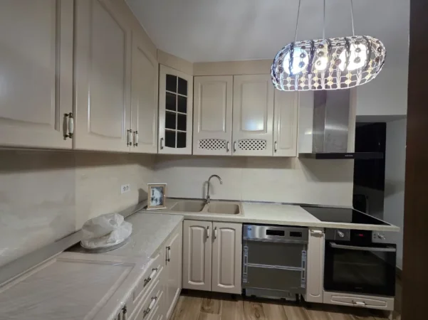 Tirane, jepet me qera apartament 4+1+Aneks+Ballkon Kati 3, 120 m² 1.400 € (zogu i zi)