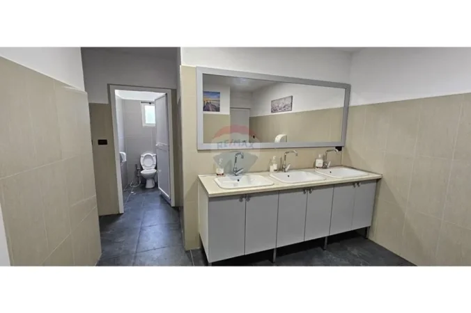 Tirane, jepet me qera magazine , 1.400 m² 4.000 € 