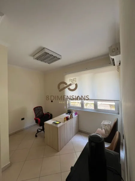 Tirane, jepet me qera zyre Kati 2, 82 m² 700 € (bllok)