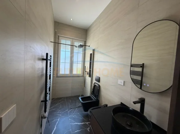Durres, shes apartament 3+1+Ballkon Kati 3, 260 m² 350.000 € (Qender)