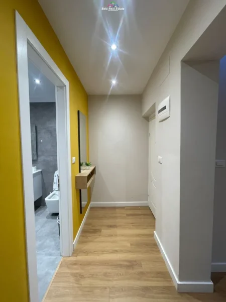 Tirane, jepet me qera apartament 1+1 Kati 5, 50 m² 520 € (Pazari i Ri, prane Supermarket Xhangolli)