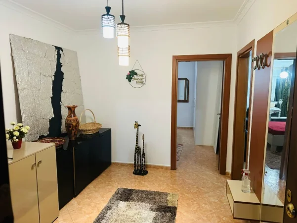 Tirane, jepet me qera apartament 2+1+Ballkon Kati 3, 115 m² 650 € (Prane Zogu i Zi, ne fillim te Don Boskos)