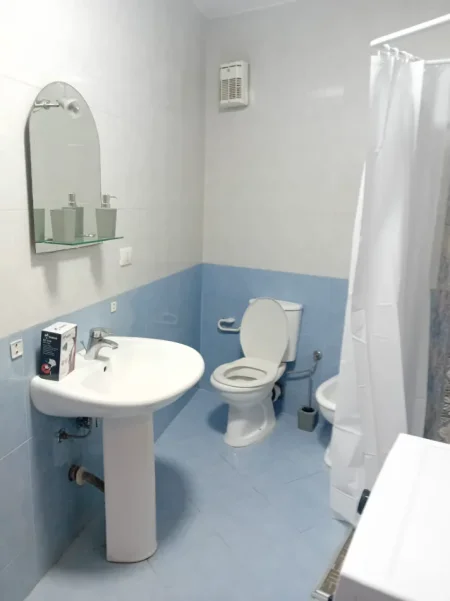 Tirane, jepet me qera apartament 1+1+Ballkon Kati 2, 80 m² 550 € (prane stadiumit Air Albania)