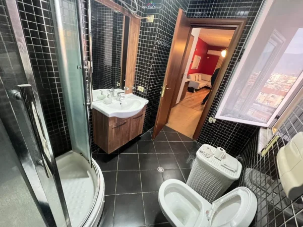 Tirane, jepet me qera apartament 2+1 Kati 8, 100 m² 820 € (Rruga e Barrikadave)