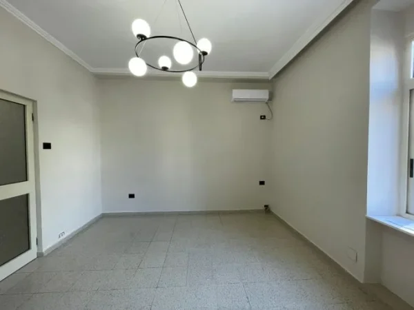 Tirane, jepet me qera apartament 2+1+Aneks+Ballkon Kati 2, 70 m² 600 € (rruga myslym shyri)