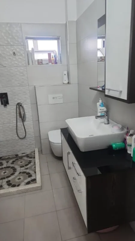 Tirane, jepet me qera apartament 1+1 Kati 4, 70 m² 550 € (Rruga Luis Jansin Henkard)