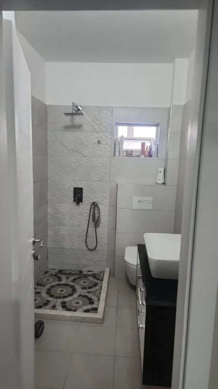 Tirane, jepet me qera apartament 1+1 Kati 4, 70 m² 550 € (Rruga Luis Jansin Henkard)