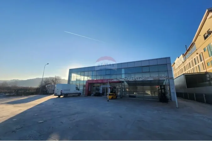 Tirane, jepet me qera , 1.500 m² (Vore)