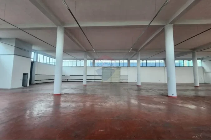 Tirane, jepet me qera , 1.500 m² (Vore)