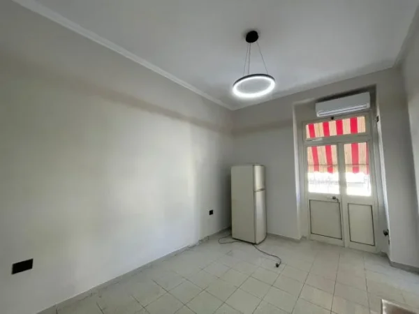 Tirane, jepet me qera ambjent biznesi Kati 2, 70 m² 600 € (rruga myslym shyri)