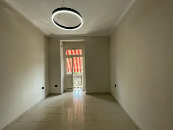 Tirane, jepet me qera zyre Kati 2, 70 m² 600 € (ish blloku)
