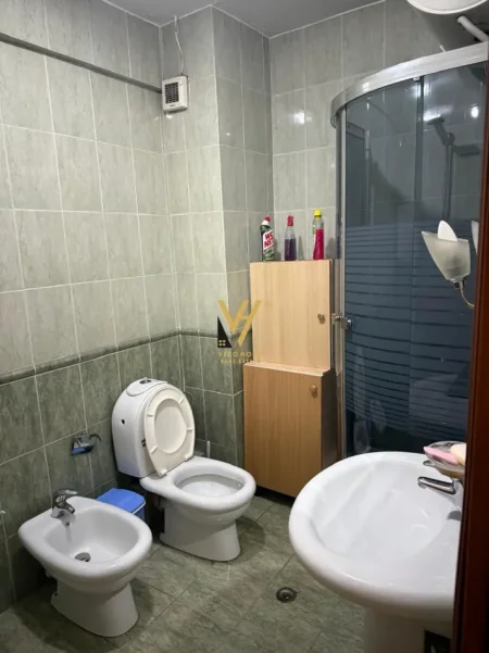 Tirane, jepet me qera apartament 1+1+Ballkon Kati 7, 70 m² 600 € (KOMUNA E PARISIT)
